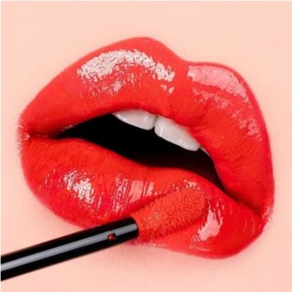 MAC Shot of Color Lip Oil – Flash Me Red Gloss, Moisturizing Tint – High Shine - Picture 3 of 13